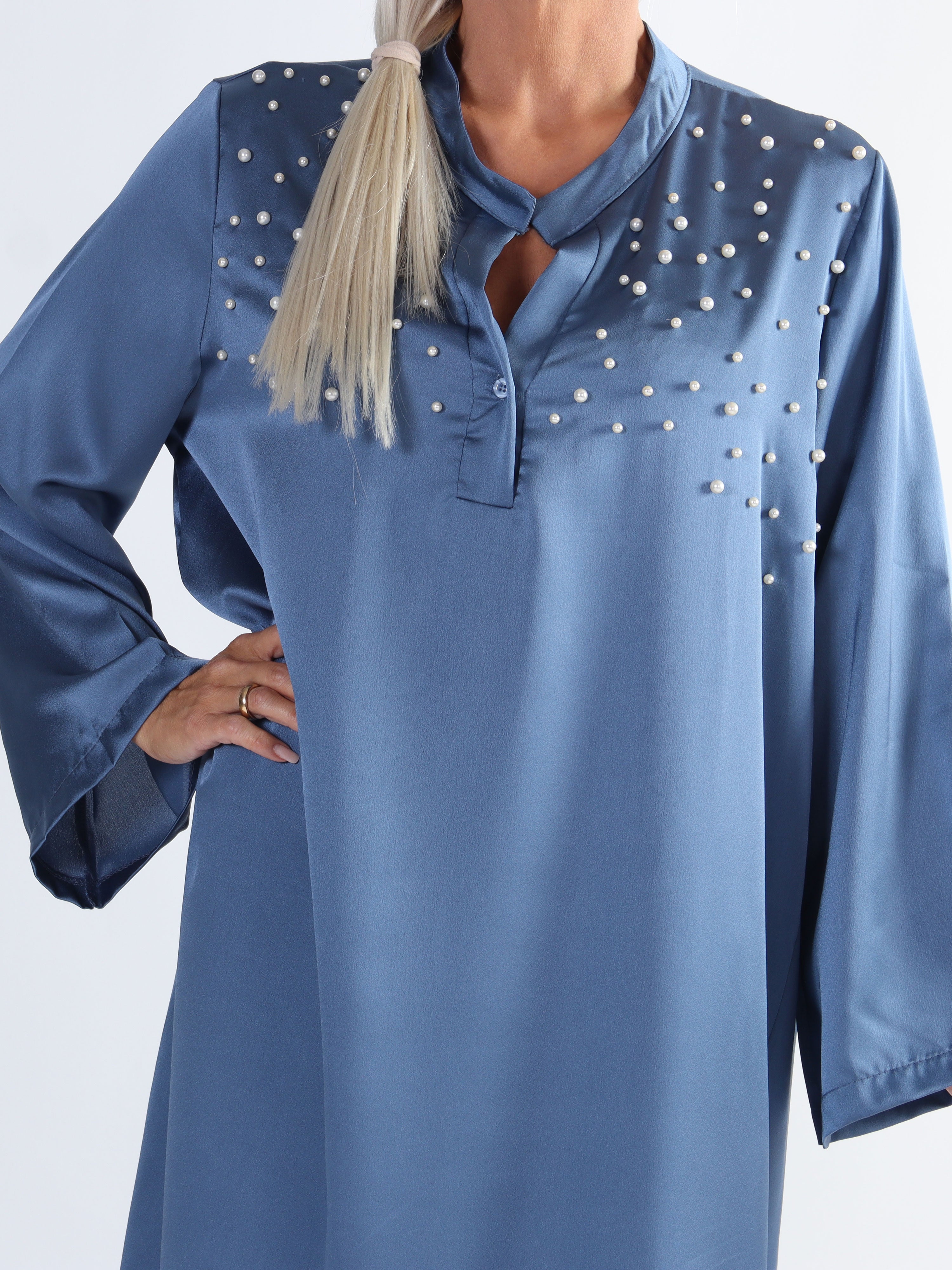 Emilia - Plus size klänning i silkelook med vita pärlor